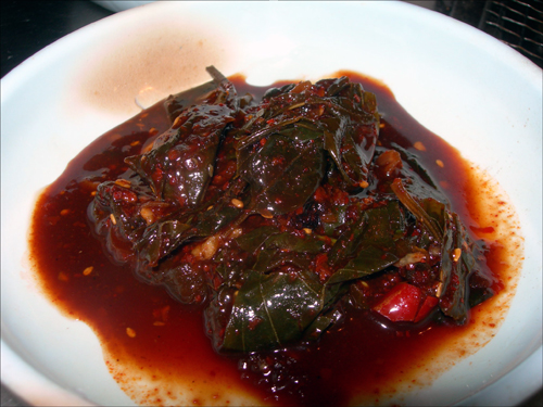 곰삭은 이 고추지 국물에 껍데기를 찍어 먹으면 맛을 끌어 올려준다 